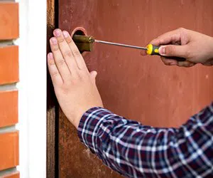 Lock Locksmith Tech Dayton, OH 937-587-0186 - garage-door-locks